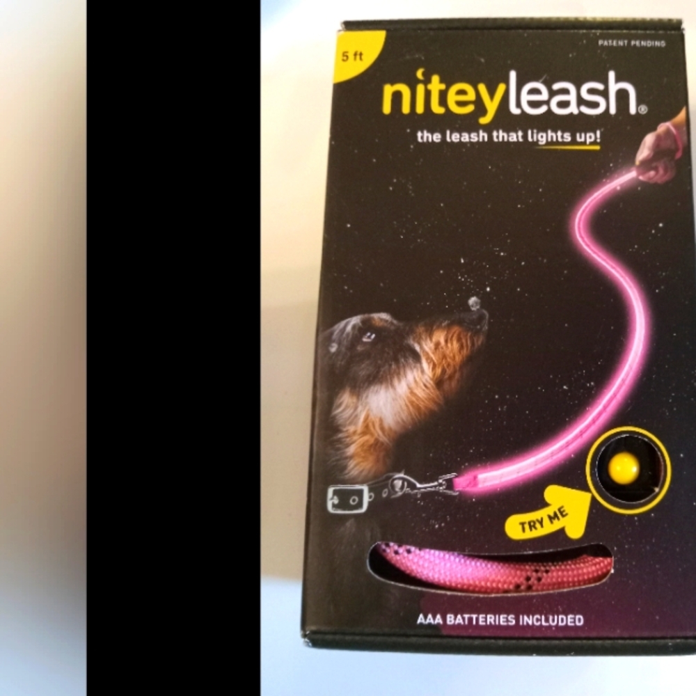 Niteyleash Pink Pet Leash 5Ft. New in box.Box. includes 3AAA  Batteries. FF241